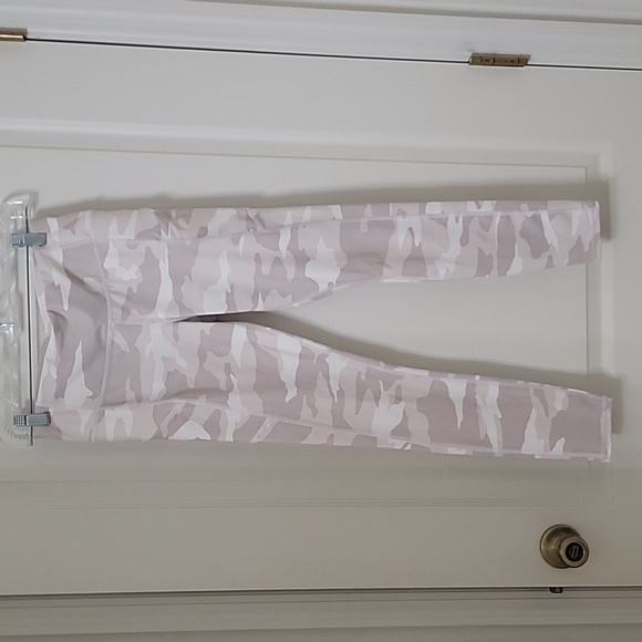 Athleta Size XS Cream/Ivory/Beige Camo Leggings, Zipper Pockets, EUC - Picture 1 of 16